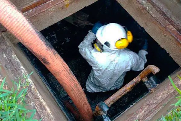 Técnico en trabajo de saneamiento